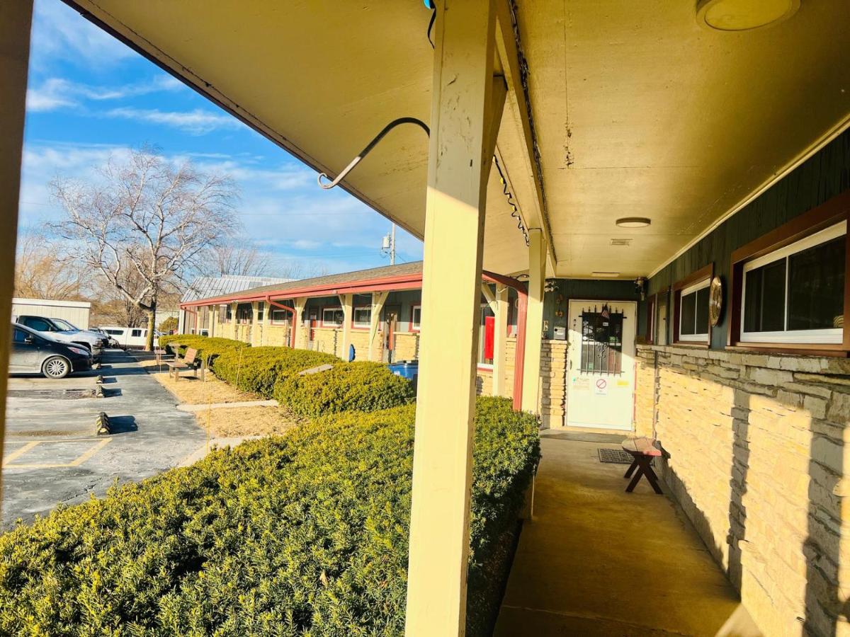 Random Lake Motel — photo 1