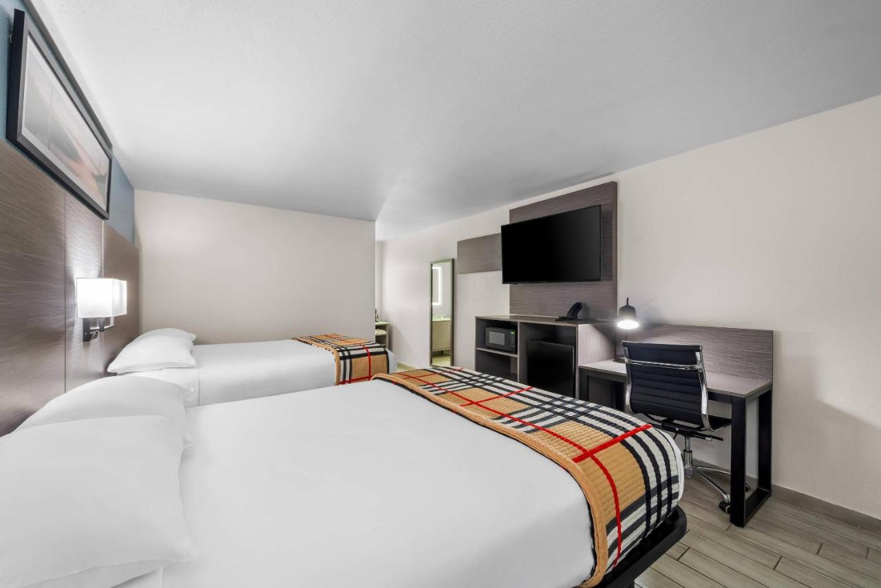 Royale Inn — photo 1