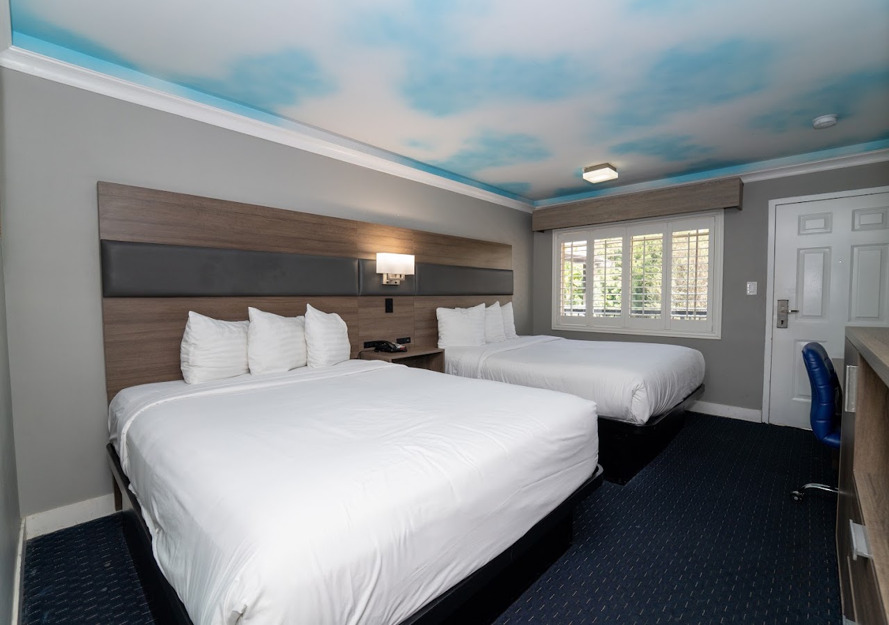 Econo Inn & Suites — photo 3