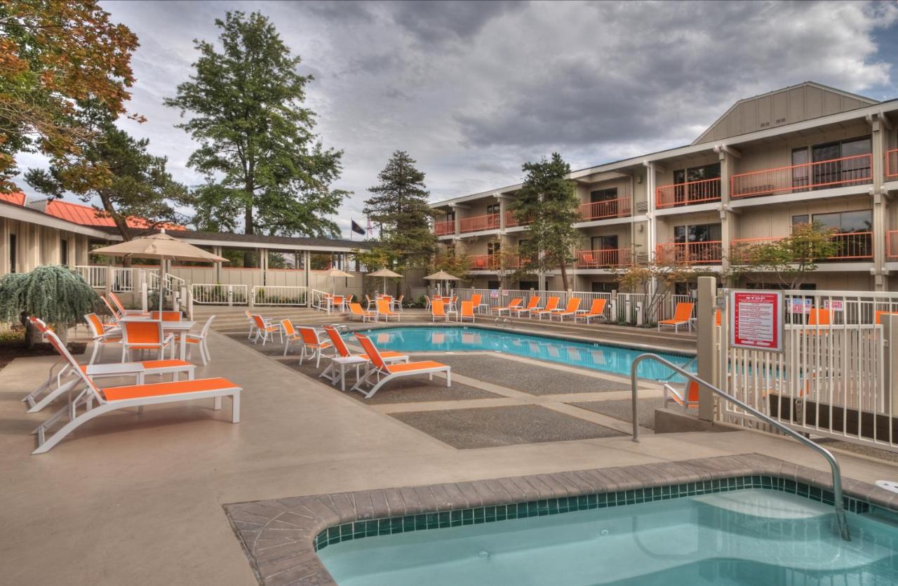 Ashland Hills Hotel & Suites — photo 1