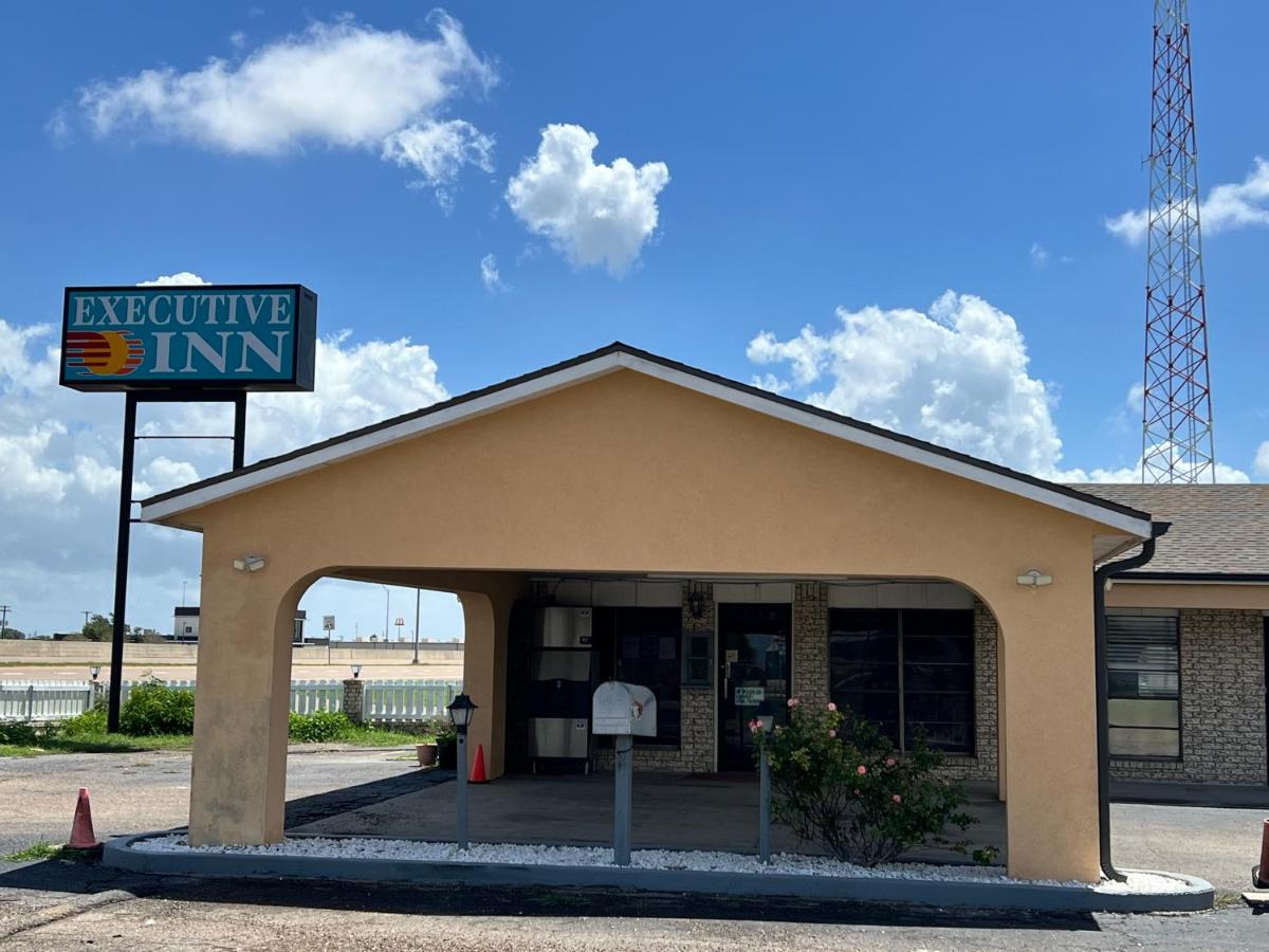 Robstown Motor Inn — photo 1