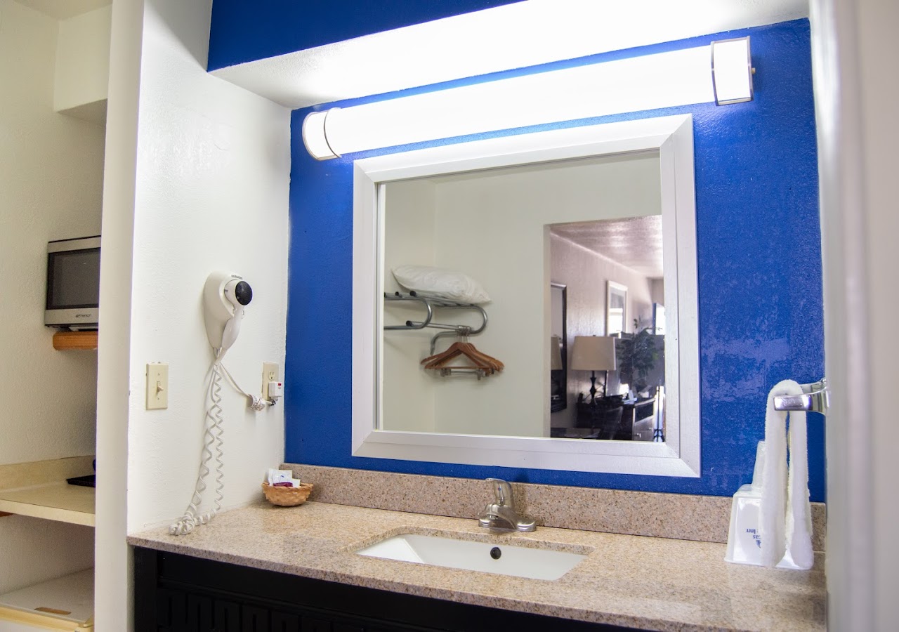 Blue Jay Inn and Suites — photo 3