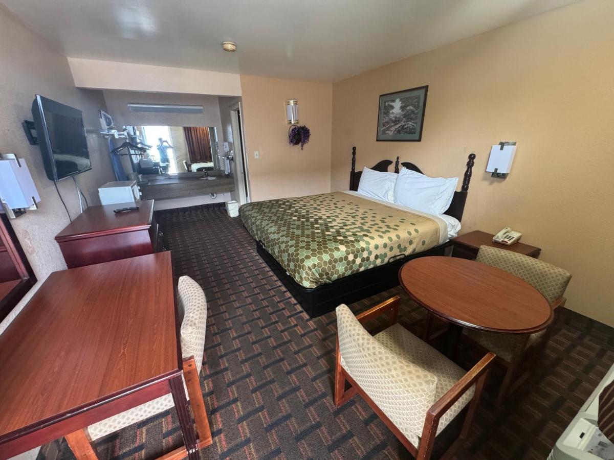 Camelot Inn — photo 1