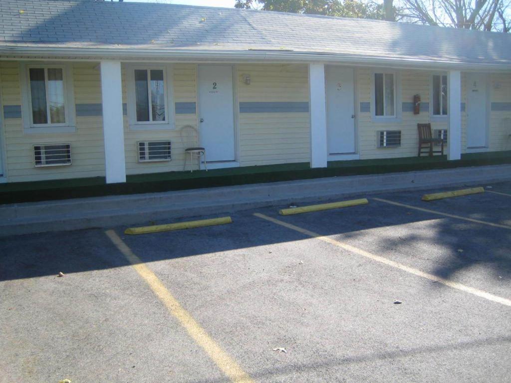 Budget Inn — photo 1