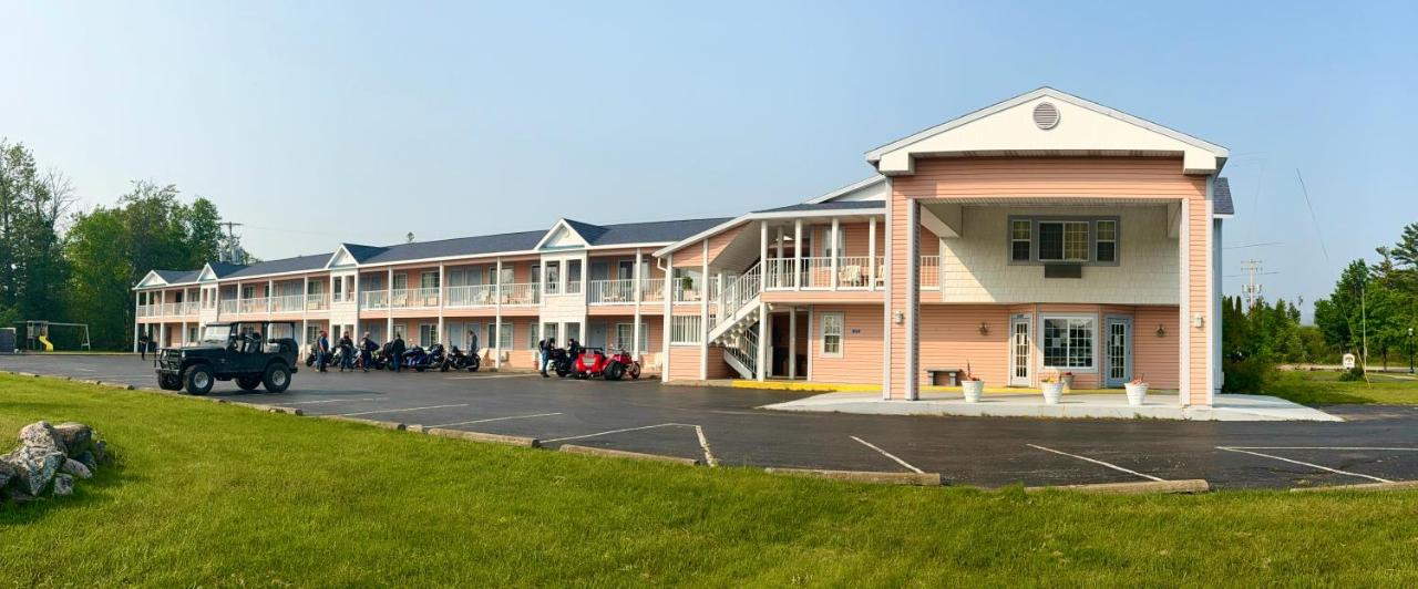 Great Lakes Inn Mackinaw City — photo 1