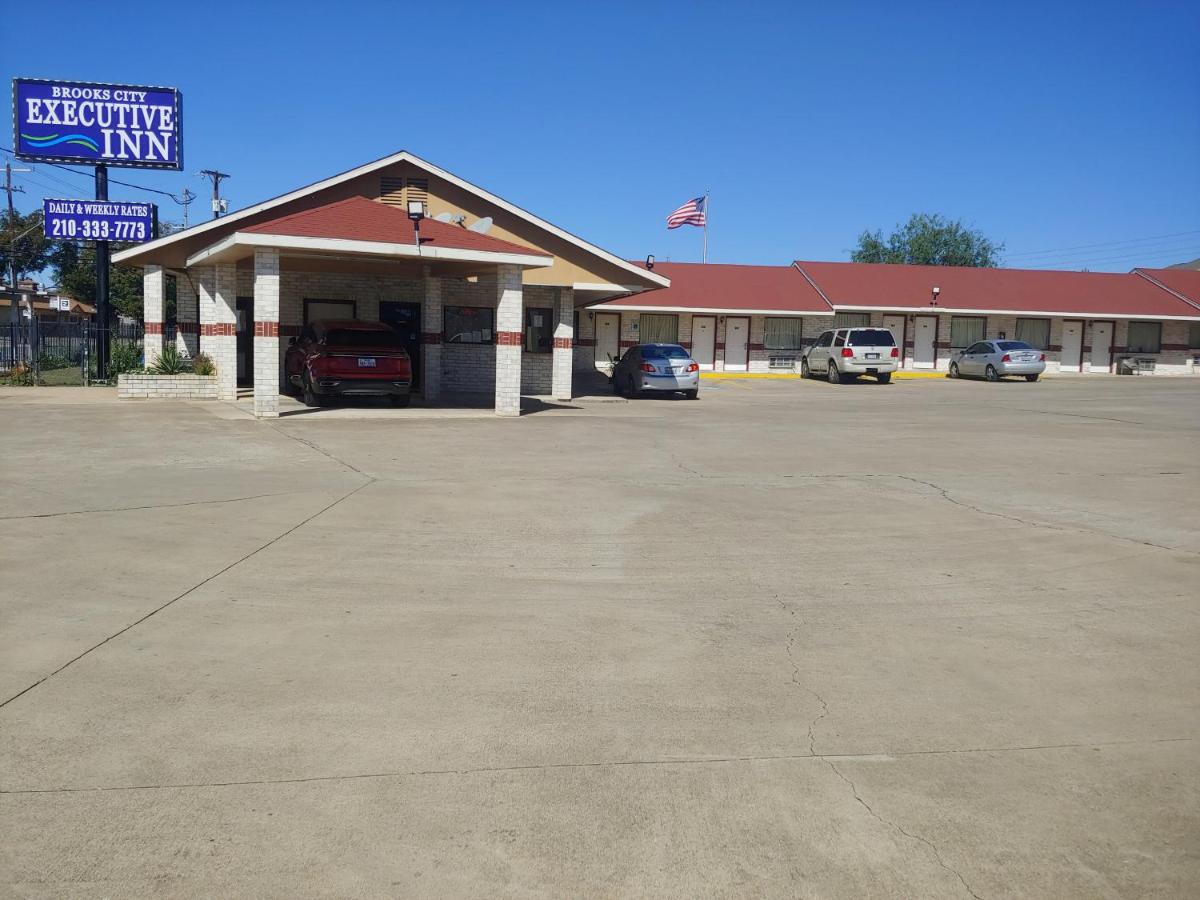 BROOKS CITY EXECUTIVE INN — photo 1