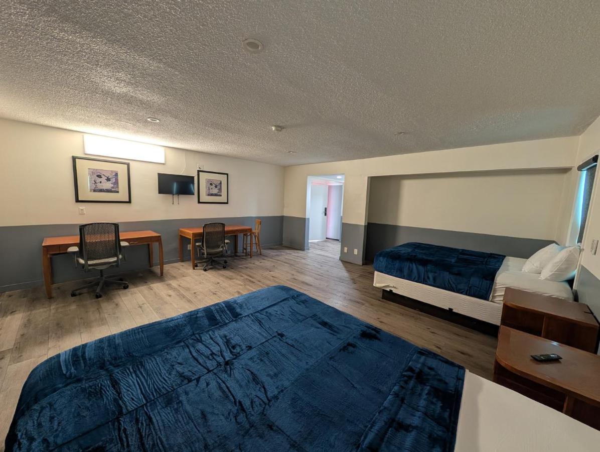 Mirror Motel — photo 1