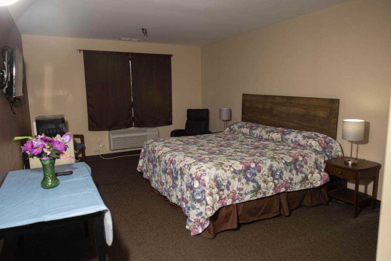Moundsville Plaza Motel — photo 1