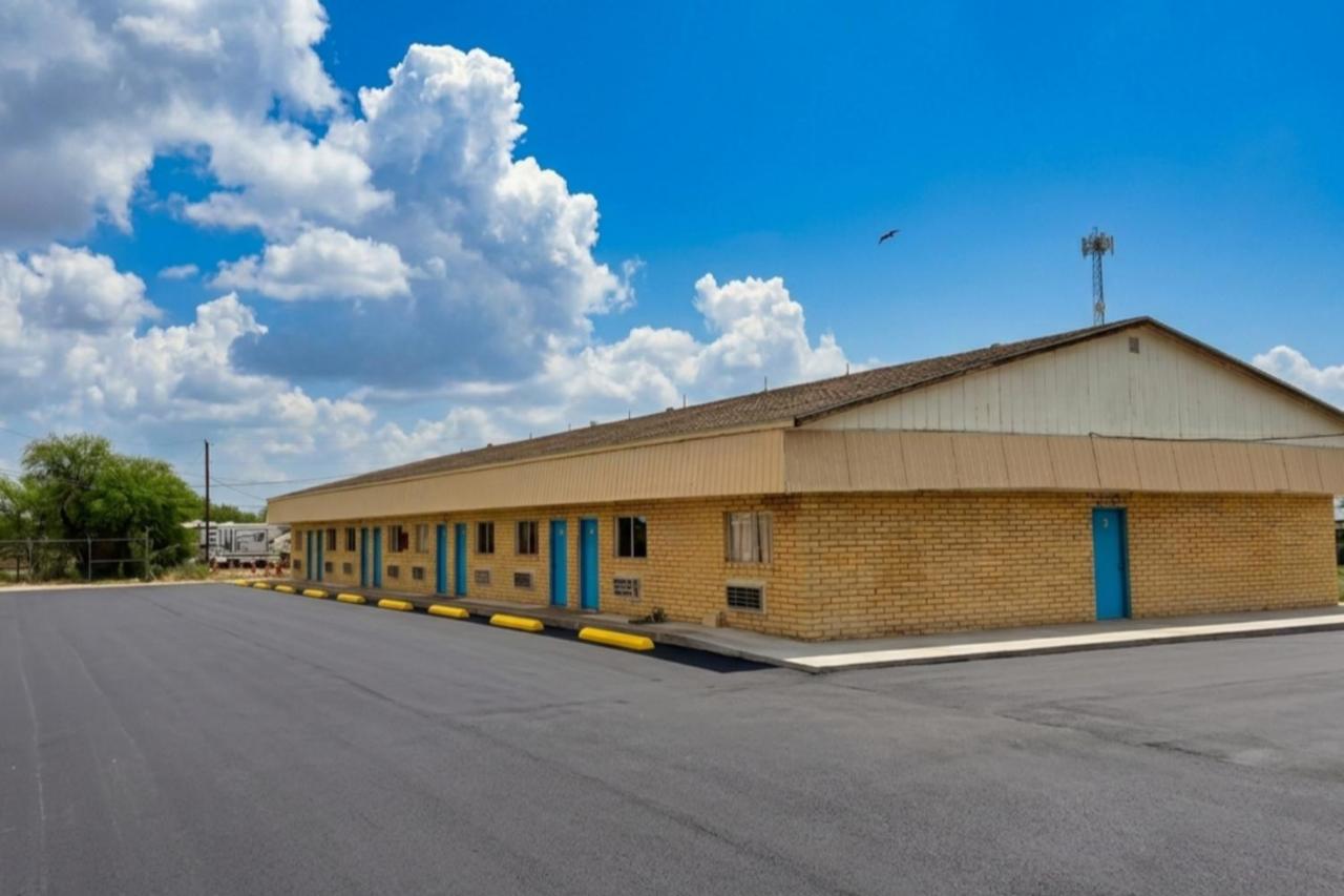 Champions Inn Del Rio TX Near US 90 — photo 1