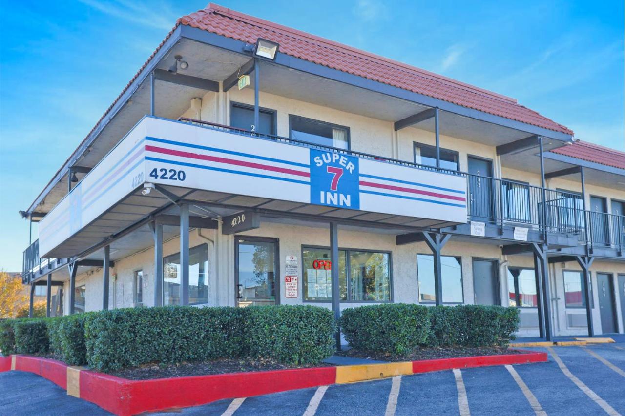 Super 7 Inn — photo 1