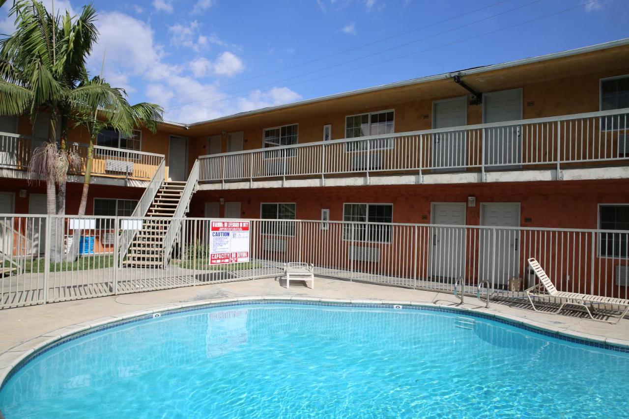 Chateau Inn & Suites — photo 1