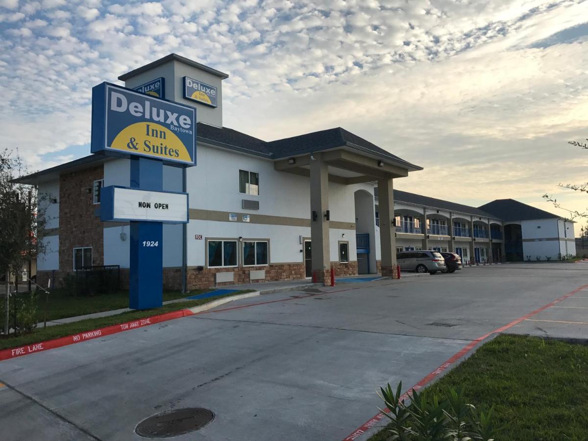 Deluxe Inn — photo 1