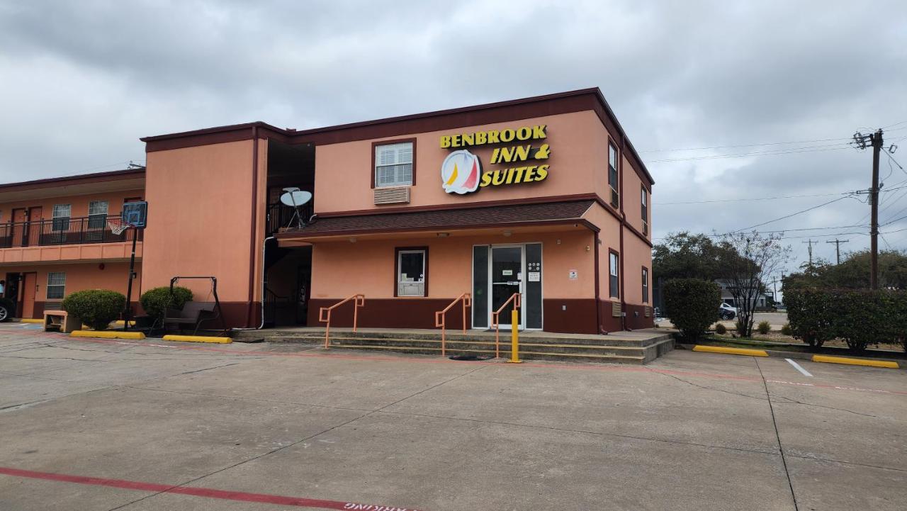 Benbrook Inn & Suites — photo 1