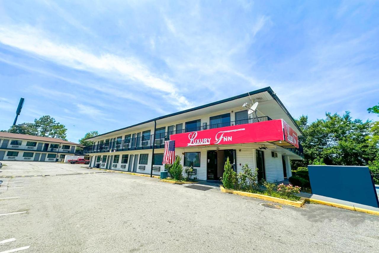 Luxury Inn — photo 1
