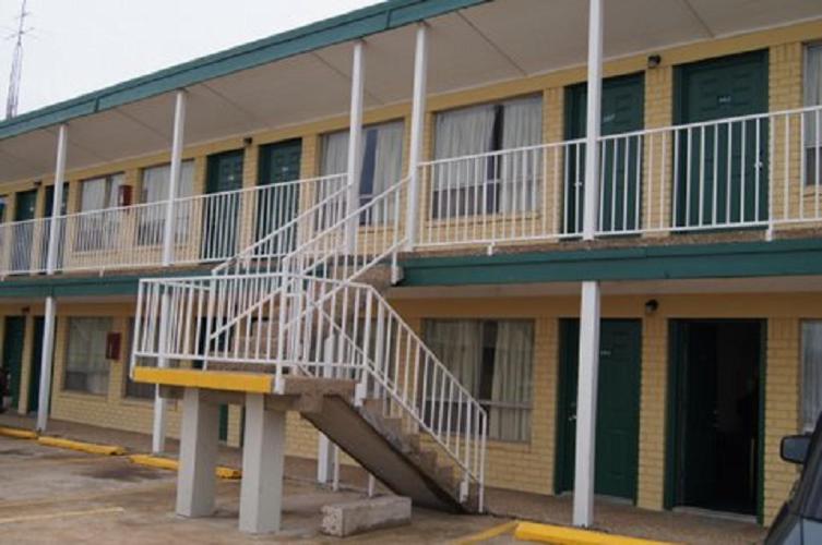 Budget Inn — photo 1