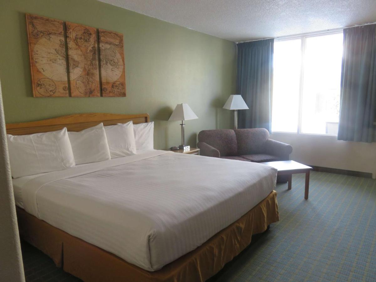 Vista Inn & Suites Fargo, North Dakota — photo 1