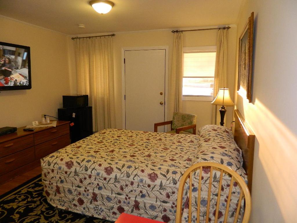 Twin Oaks Motel — photo 1