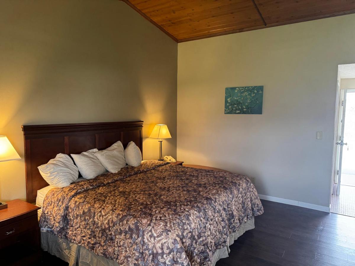 Town & Country Motel — photo 1