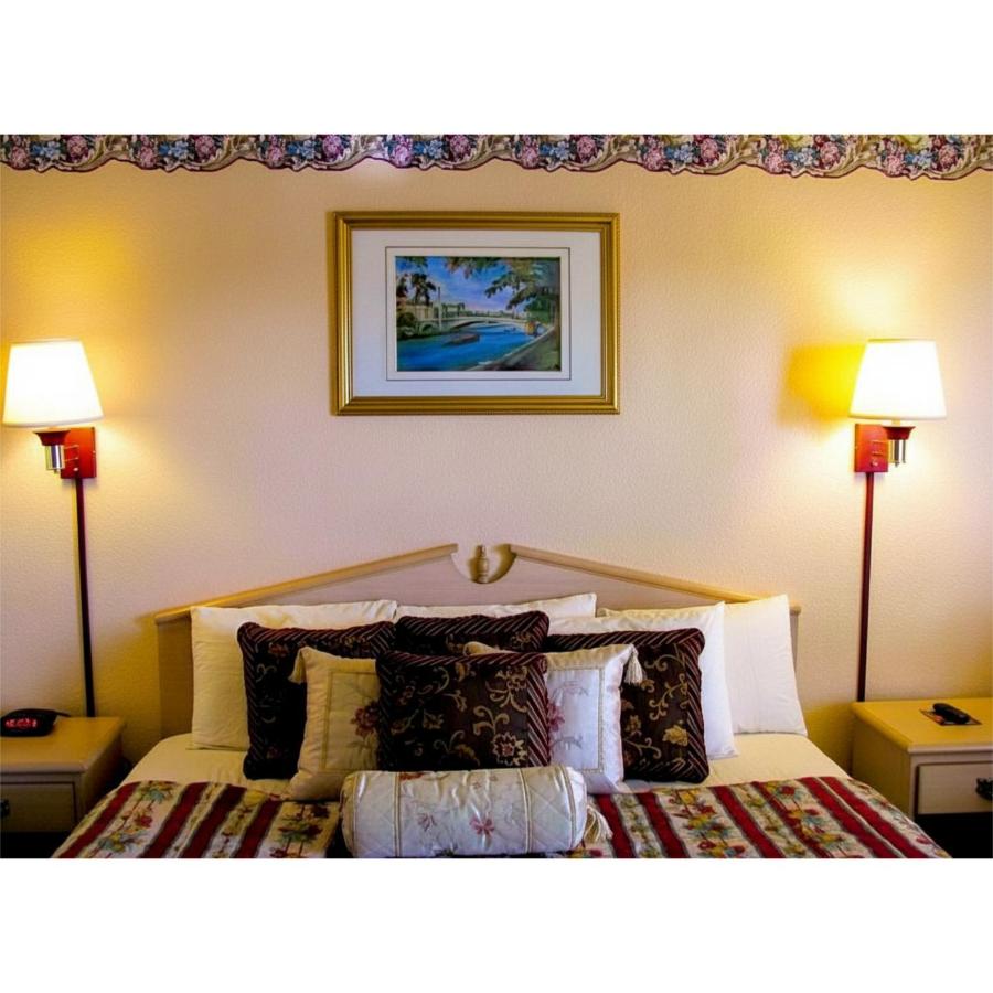 Raymond Motor Inn — photo 1