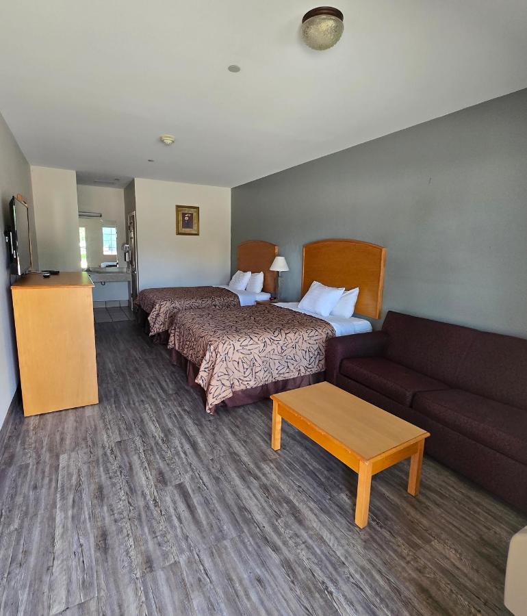 Whitesboro Inn & Suites — photo 1
