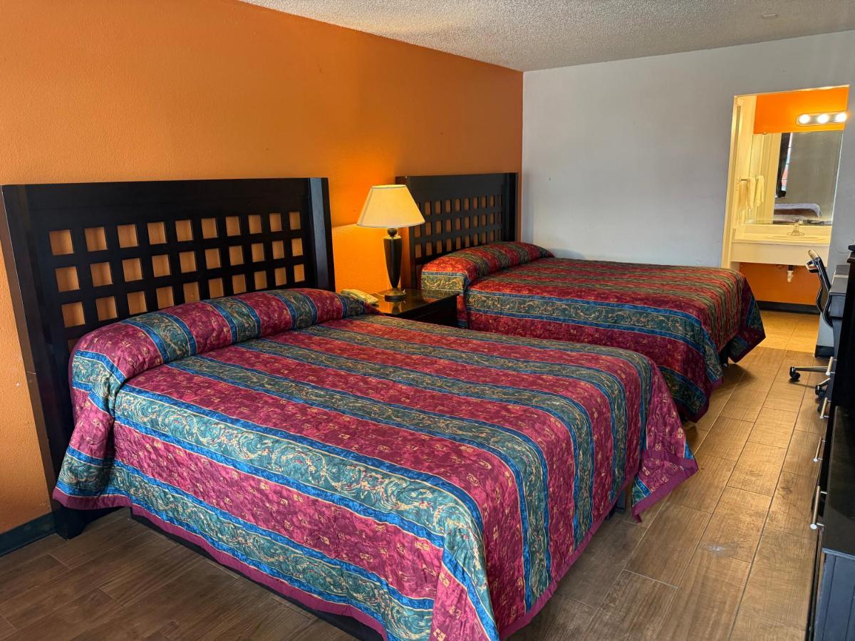 Travelers Inn-Sherman — photo 1