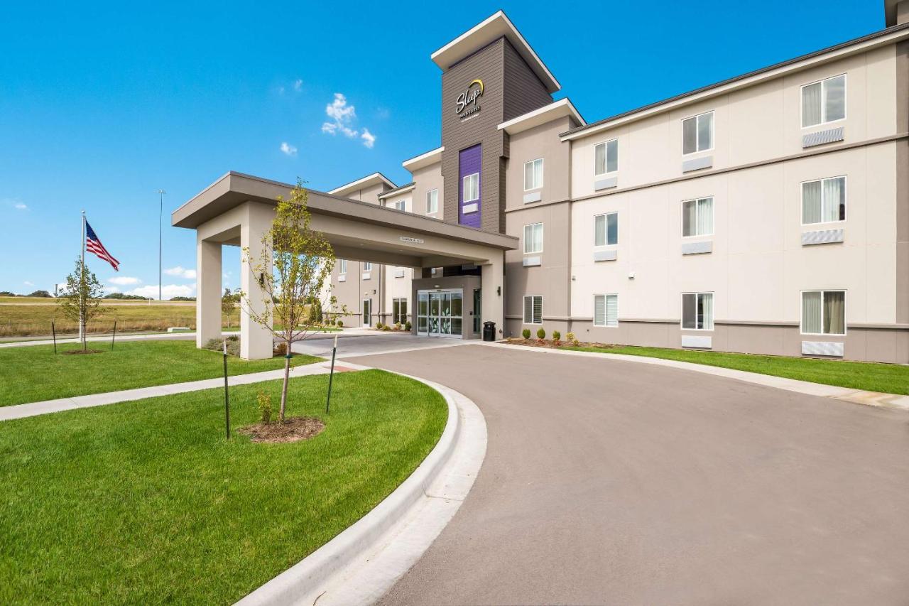 Sky-Palace Inn & Suites Park City Wichita North — photo 1