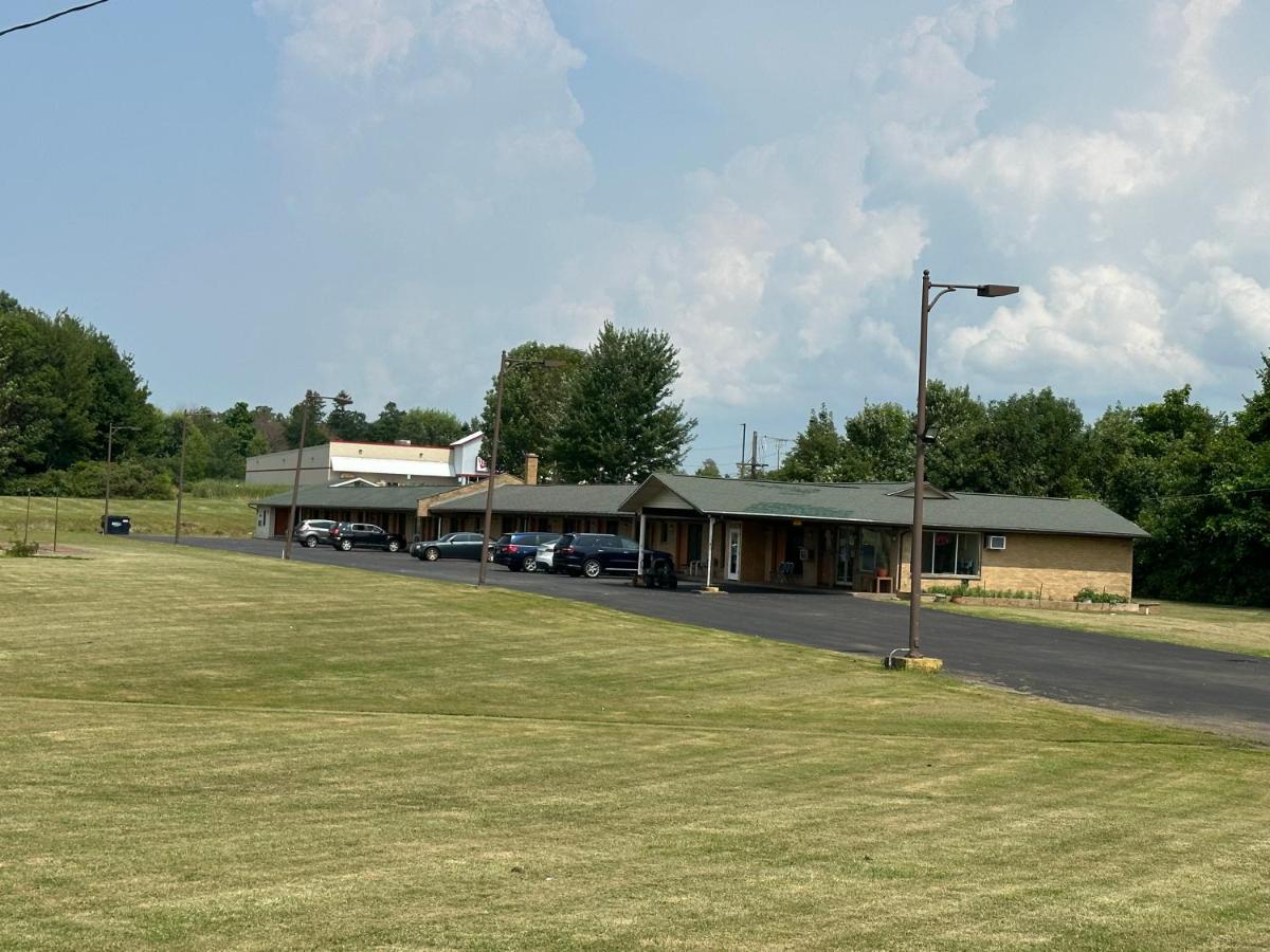 Thruway Holiday Motel — photo 1