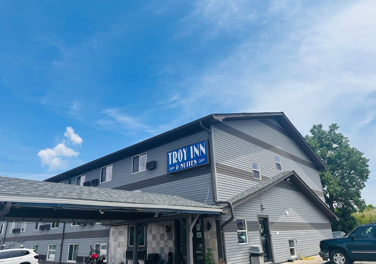 Troy Inn & Suites — photo 1