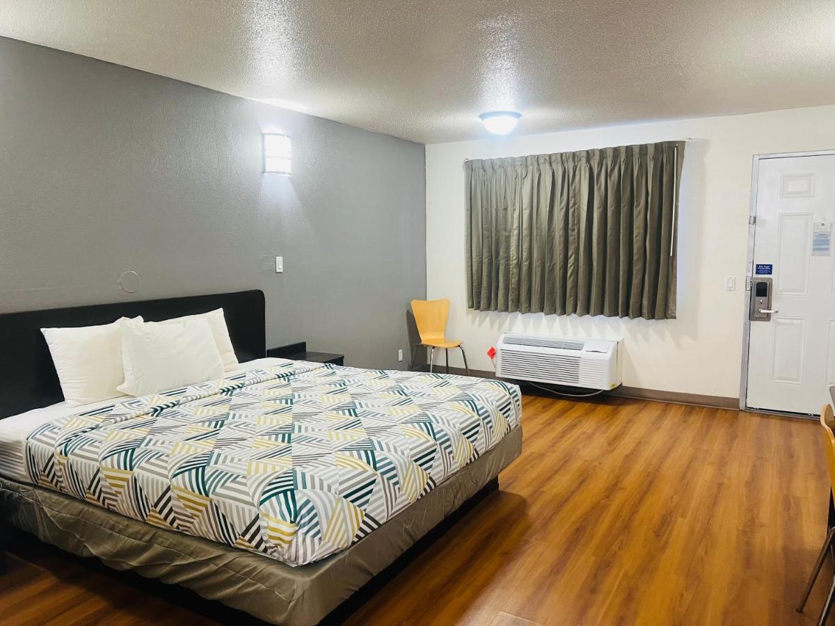 Deluxe Inn — photo 1