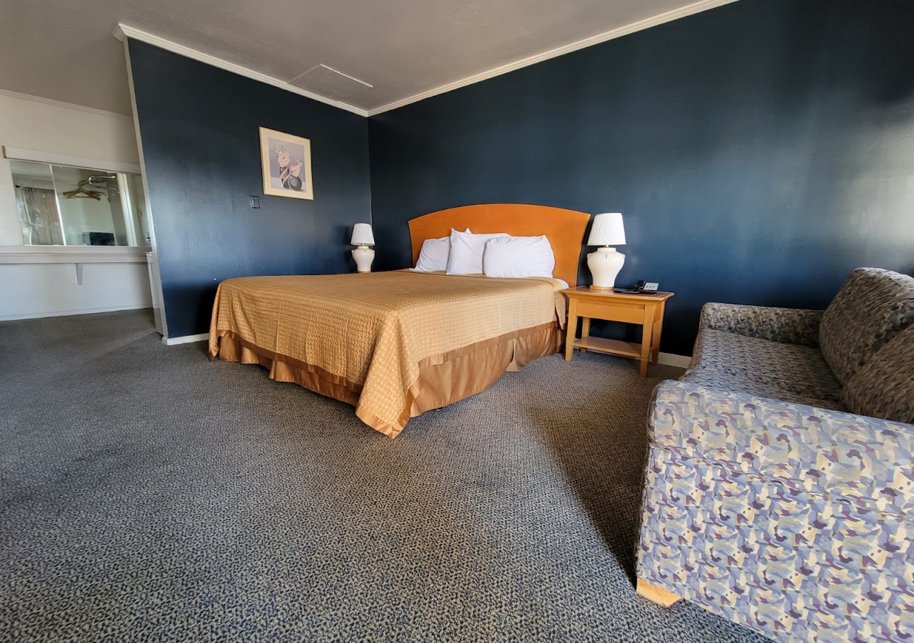 Emerald Inn and Lounge — photo 2