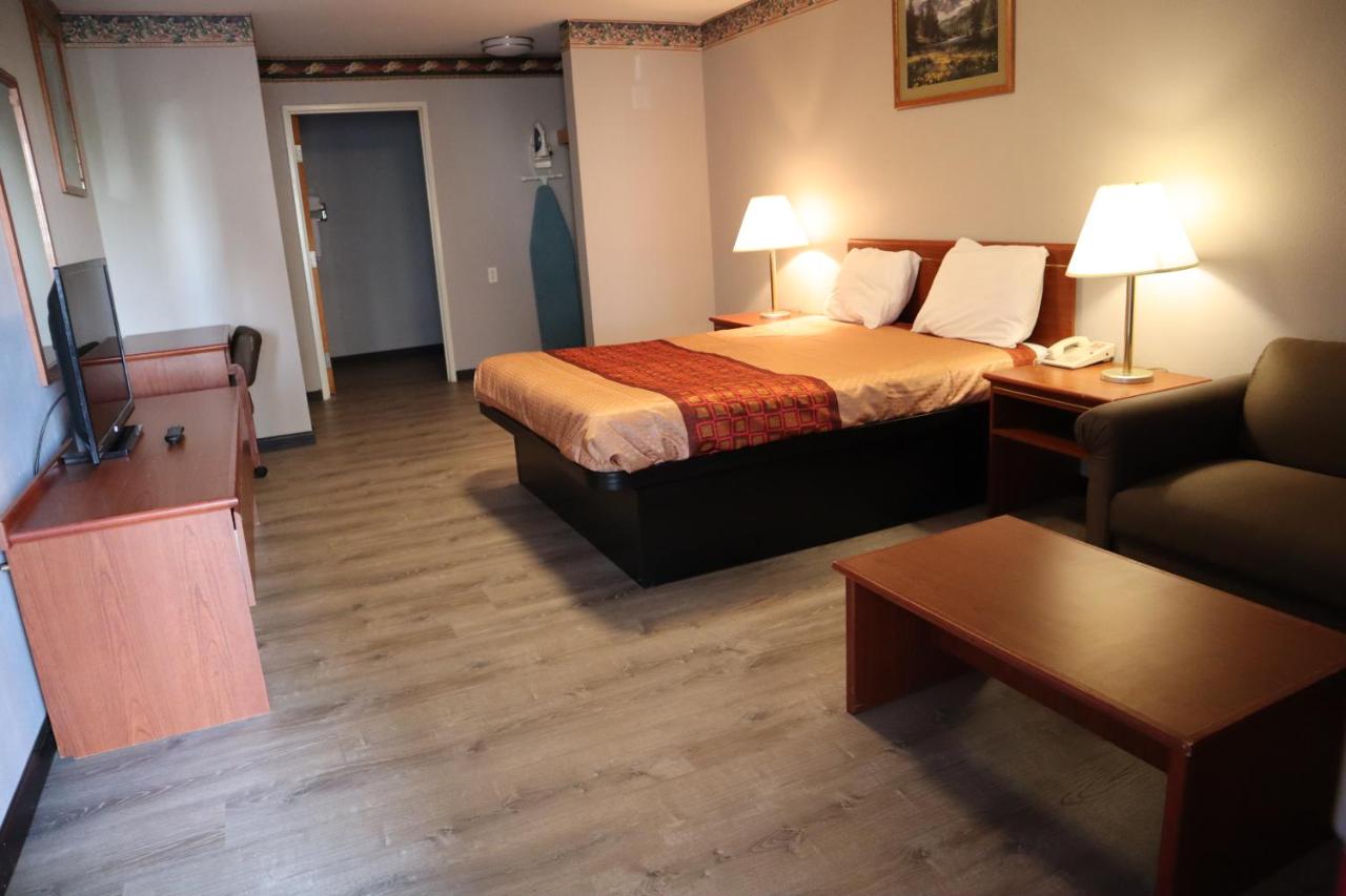 Express Inn & Suites — photo 1