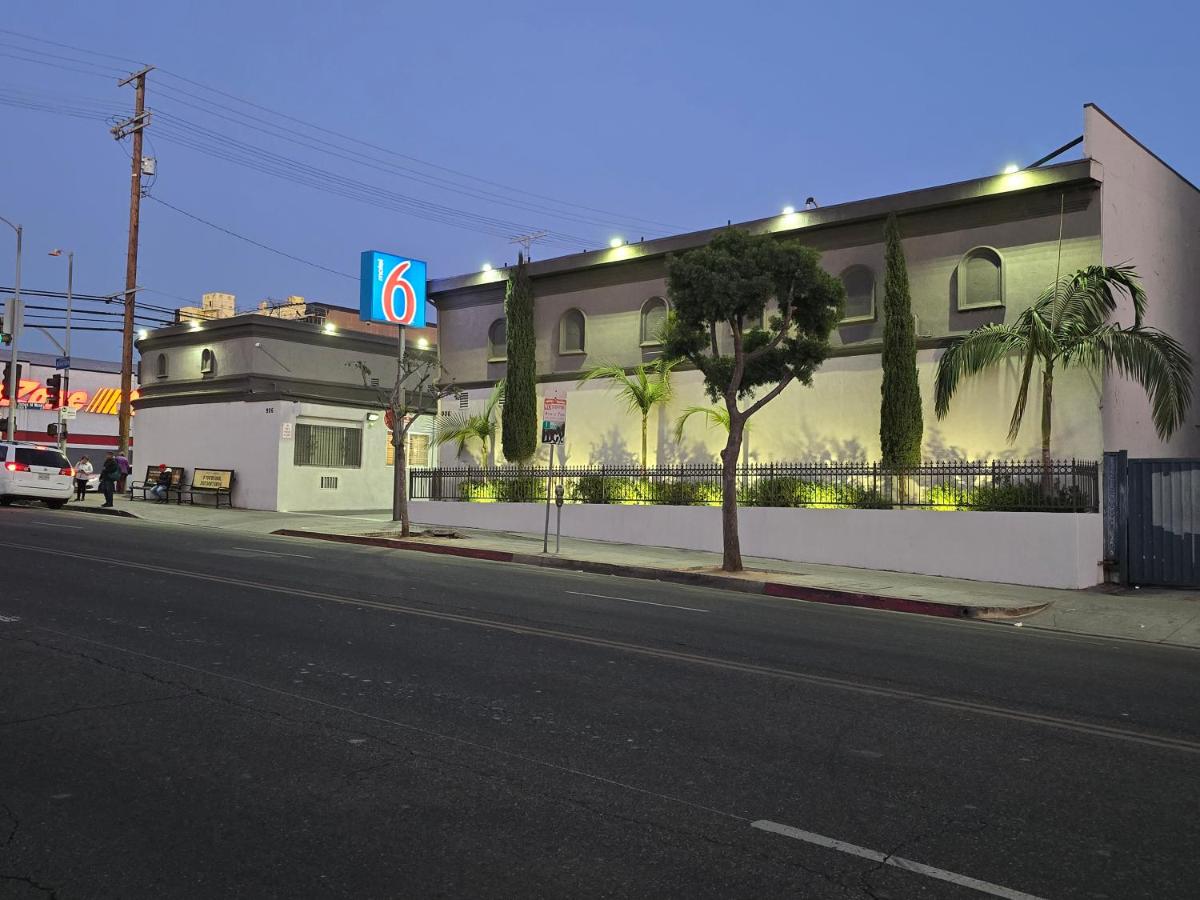 ALVARADO PALMS MOTEL — photo 1