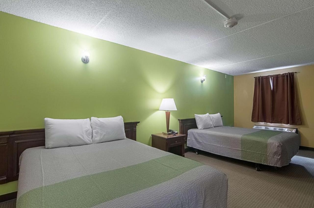 LoneStar Inn and Suites — photo 1