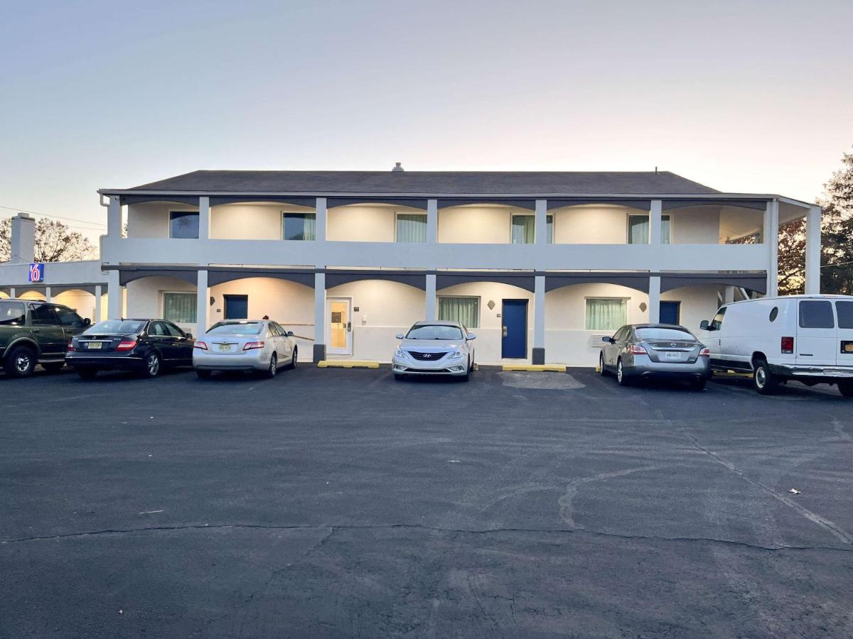 Super 6 Inn and Suites — photo 1