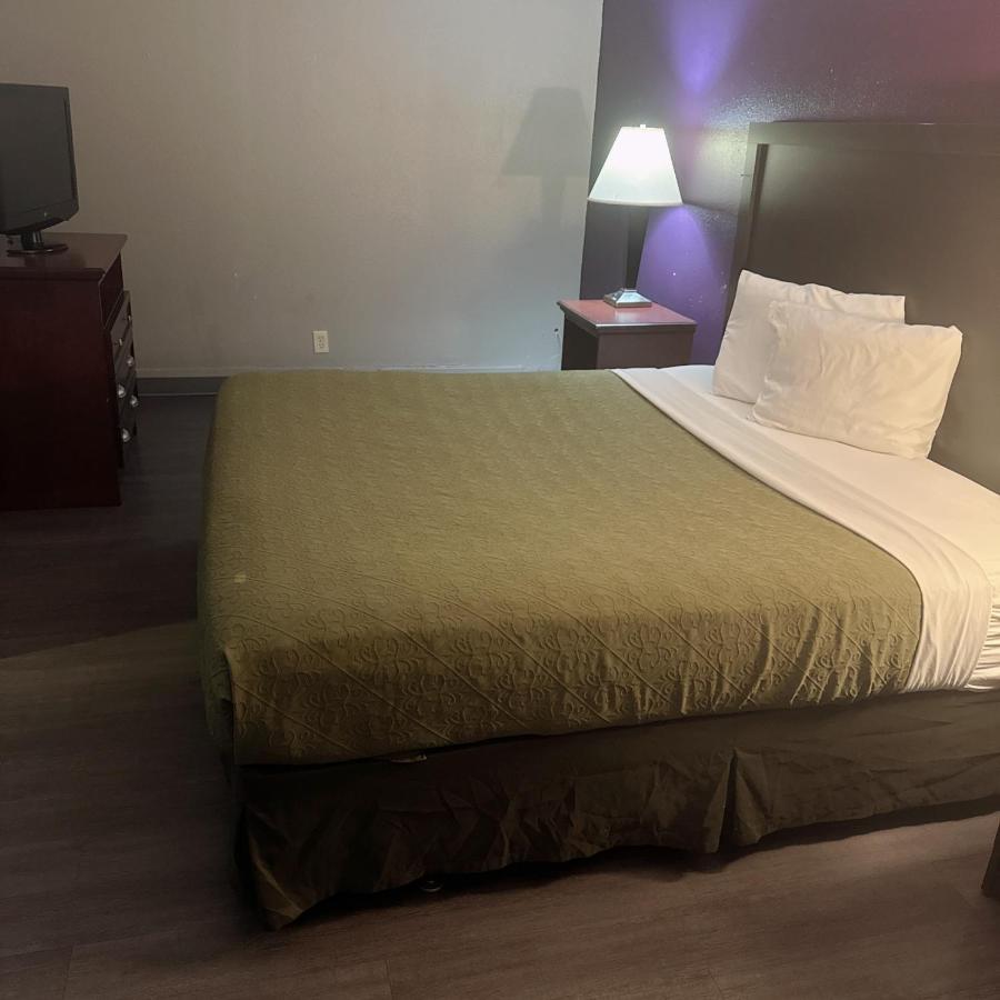 Deluxe Inn — photo 1