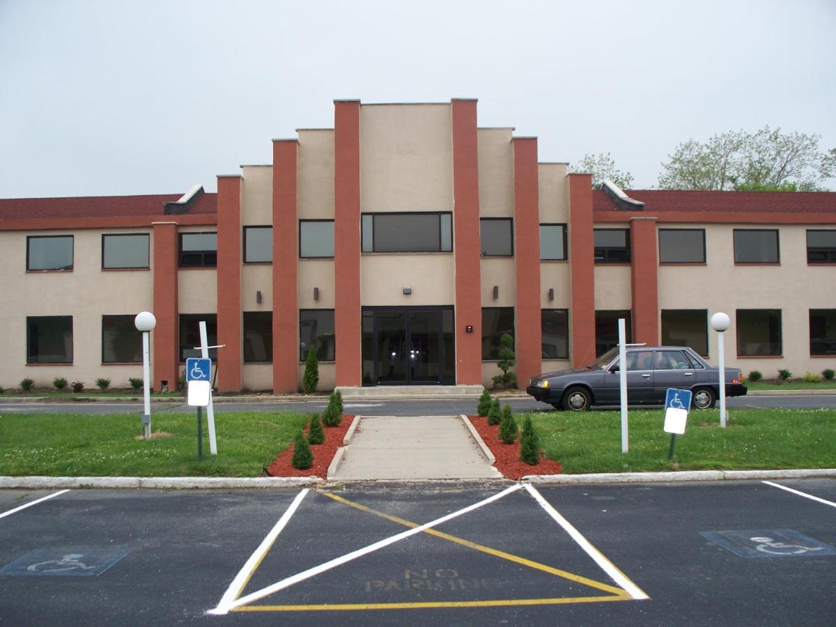 Budget Inn & Suites — photo 1