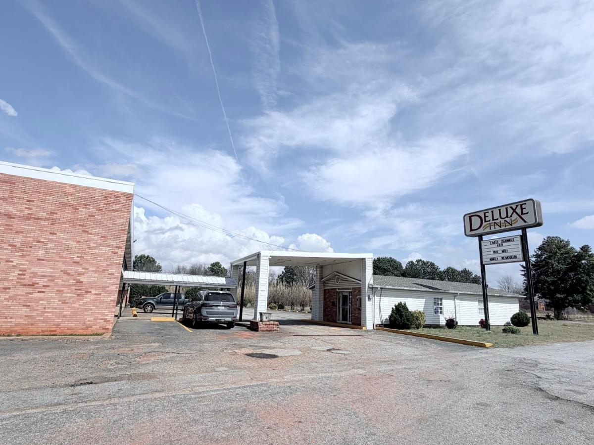 Deluxe Inn — photo 1