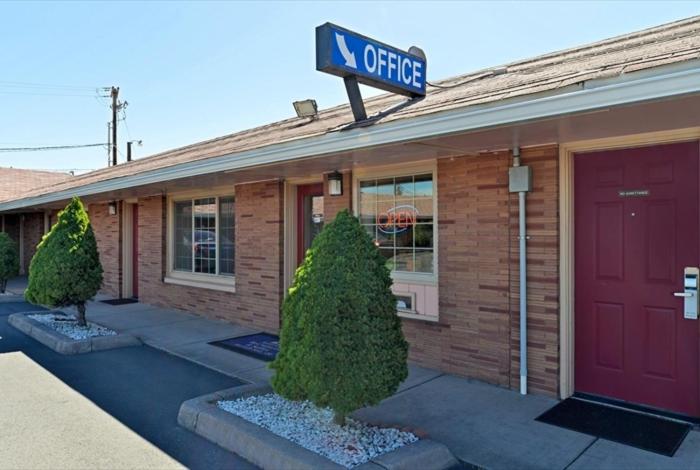Americas Best Value Inn & Suites Klamath Falls — photo 1