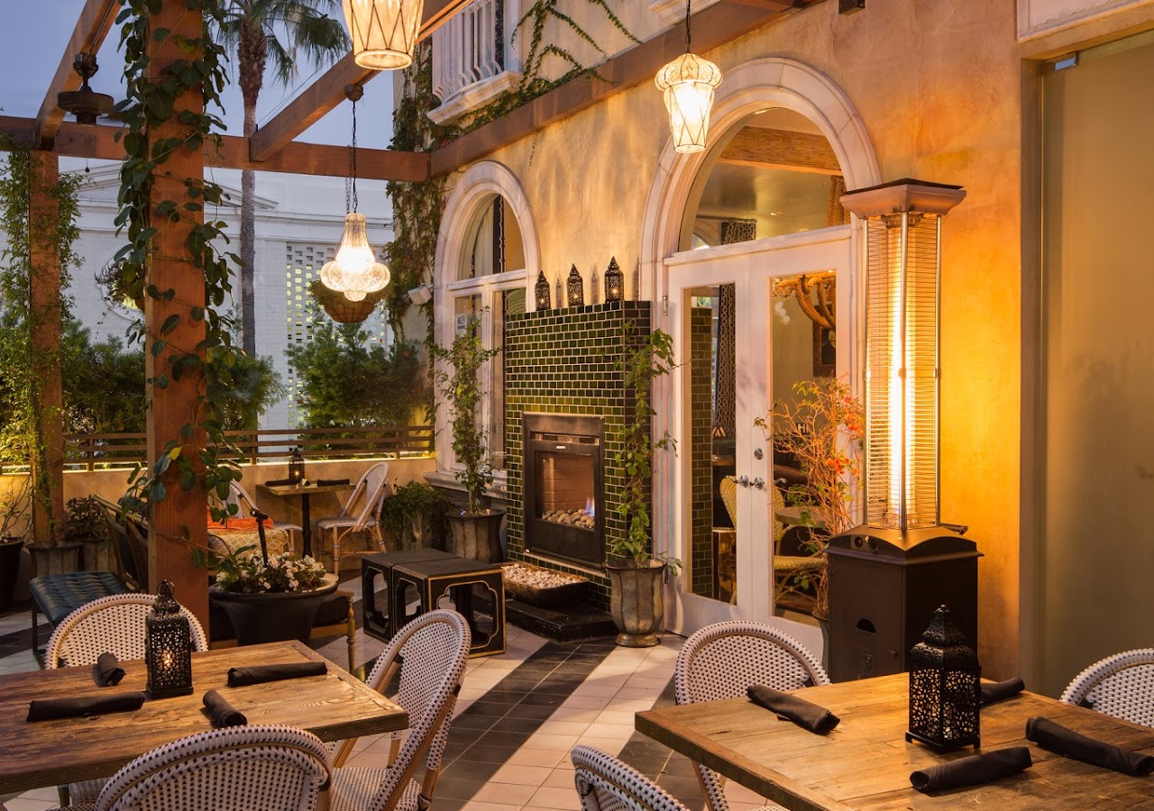 Crescent Hotel Dinning Terrace + Bar — photo 1