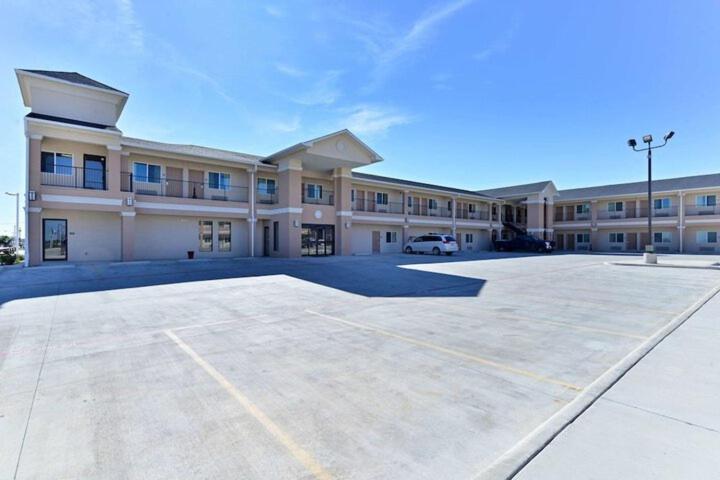 Western Inn & Suites — photo 1