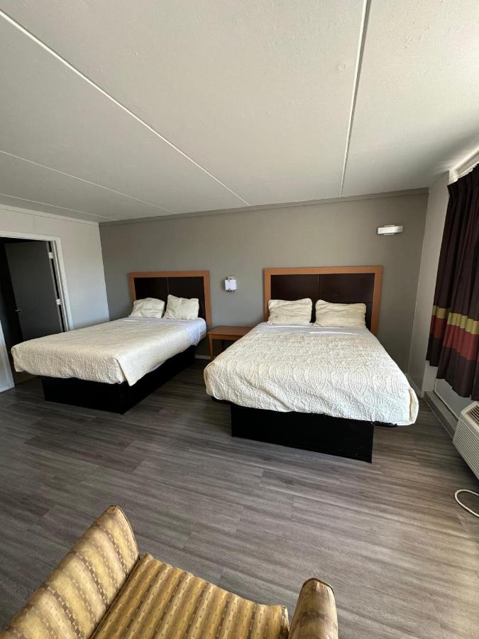 Budgetel Inn & Suites — photo 1