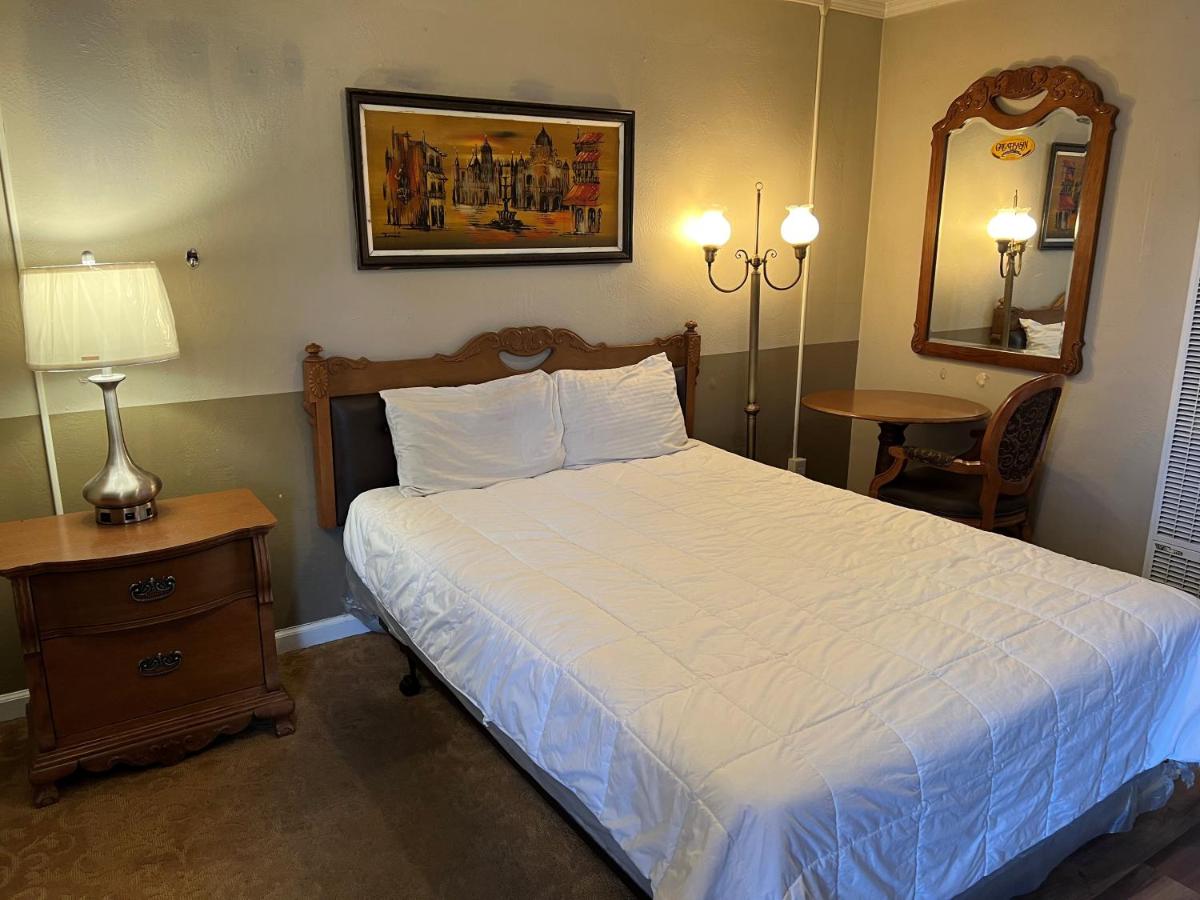 Wagon Train Motel — photo 1