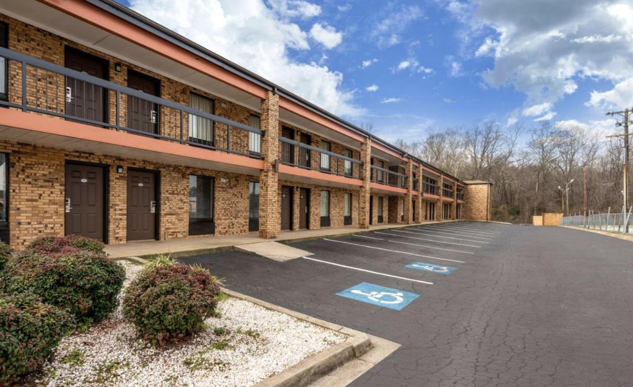 Caroline Inn & Suites — photo 1