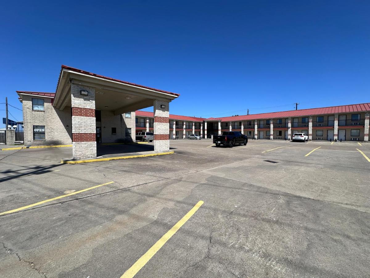 Cameron inn and Suites — photo 1