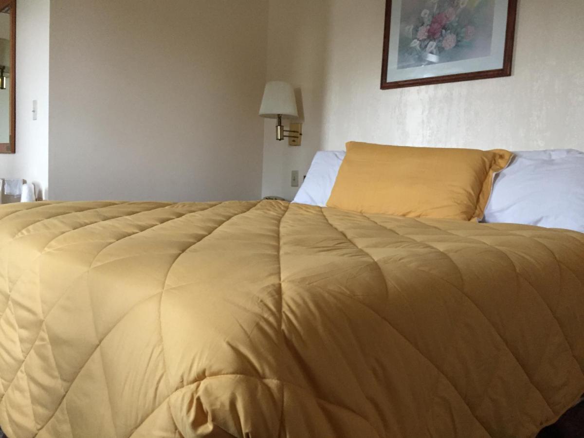 Baxter Inn 4 Less — photo 1