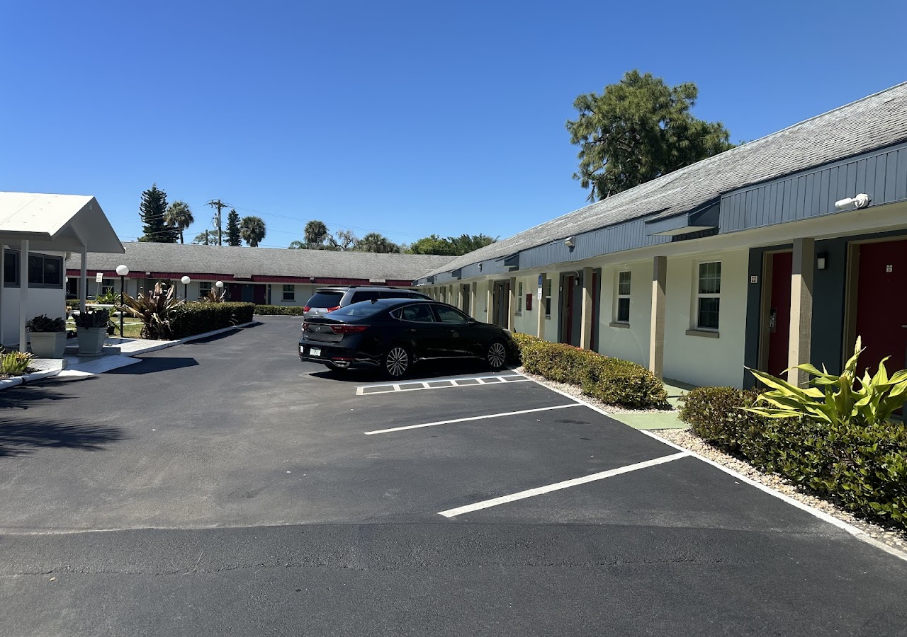 Tropical Palm Motel — photo 1