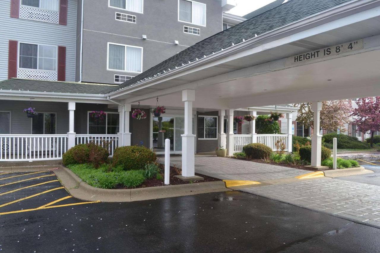 Hollywood Inn & Suites — photo 1