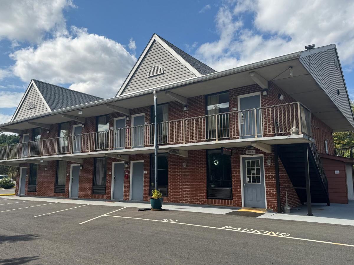 Budget Inn — photo 1