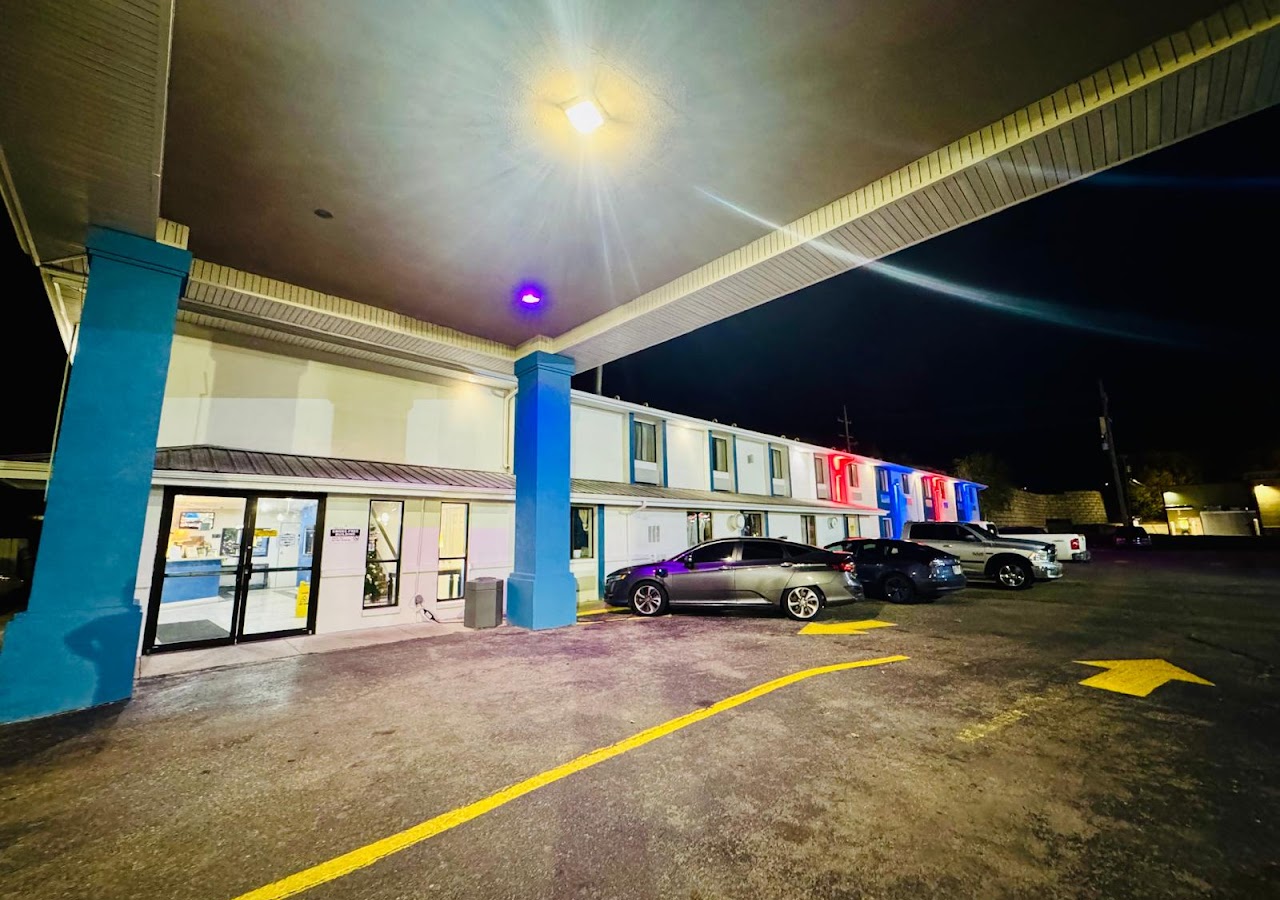 Express Inn & Suites Junction City I70 Exit 296 — photo 1