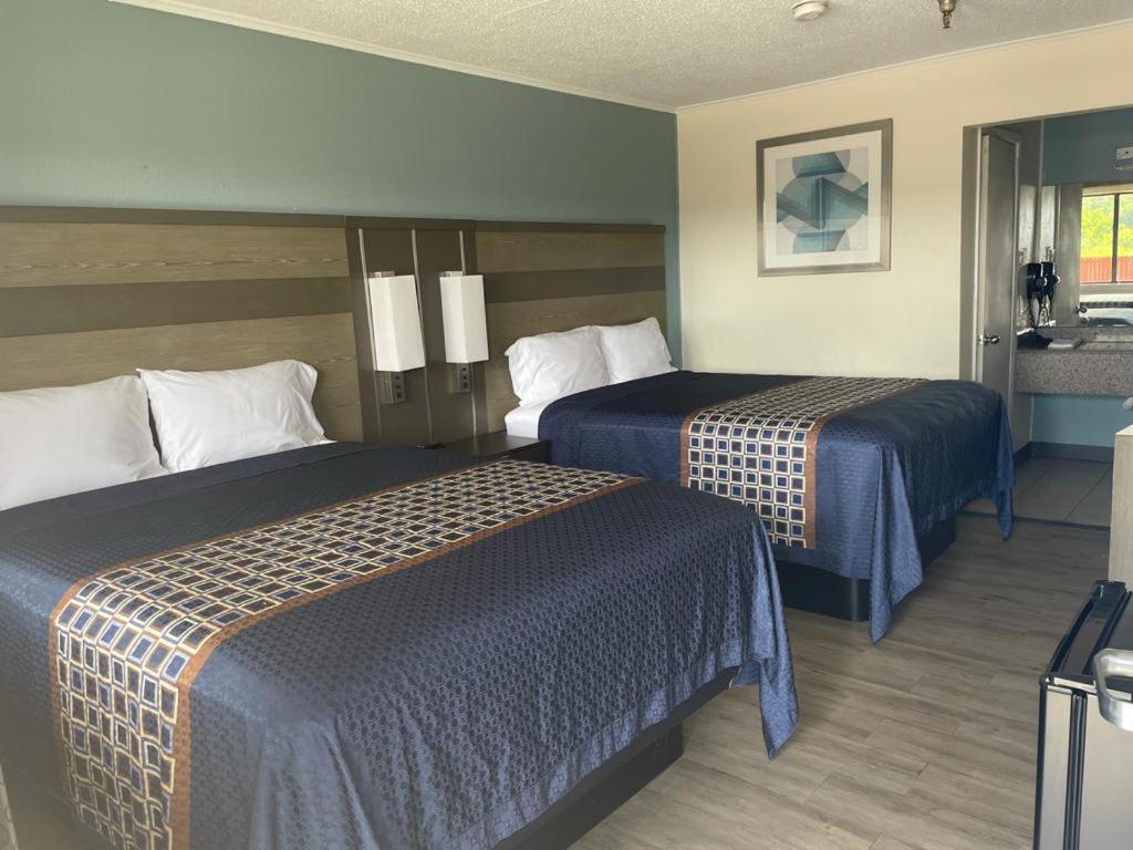 Executive Inn & Suites — photo 1